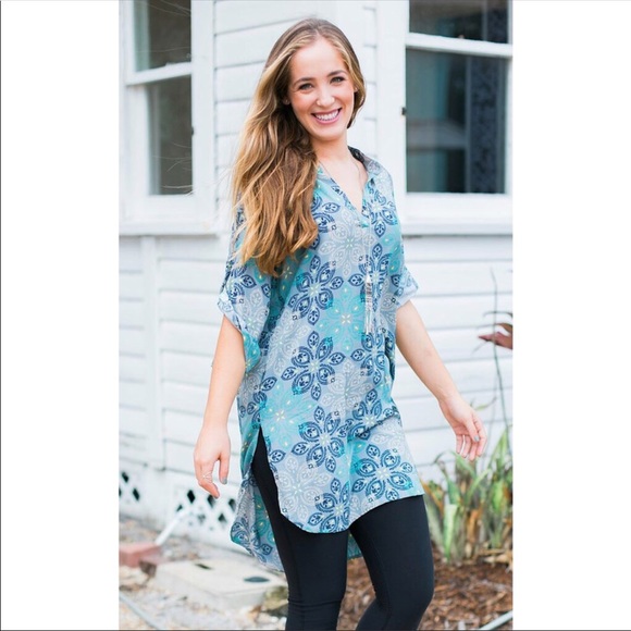 Tops - Silver split hem flowy tunic